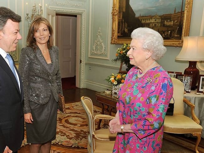 Juan Manuel Santos y la reina Isabel II. Foto: Colprensa