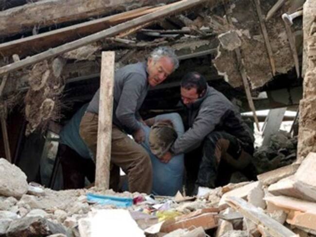 Sacerdote colombiano entre damnificados por terremoto en Italia