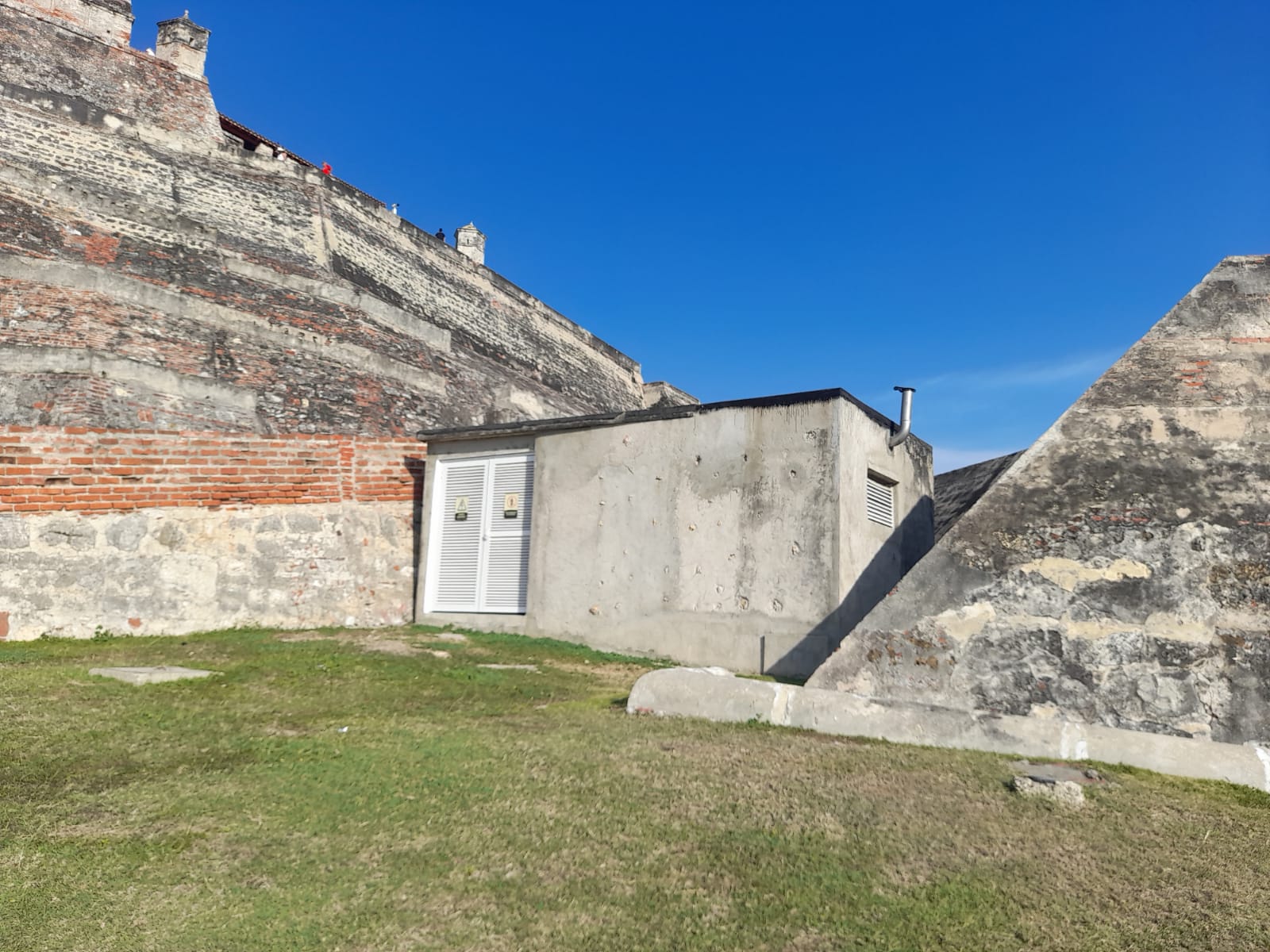 Denuncian que estación eléctrica en el Castillo San Felipe de Cartagena rompe el diseño del patrimonio. Foto: Redacción W Radio