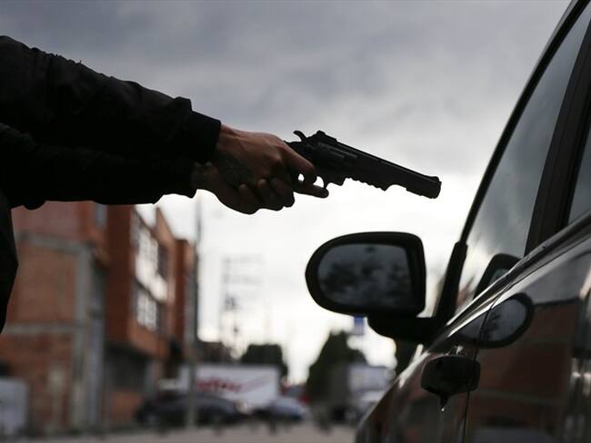 Veedor afirma que habría atentado en su contra con armas de largo alcance y explosivos