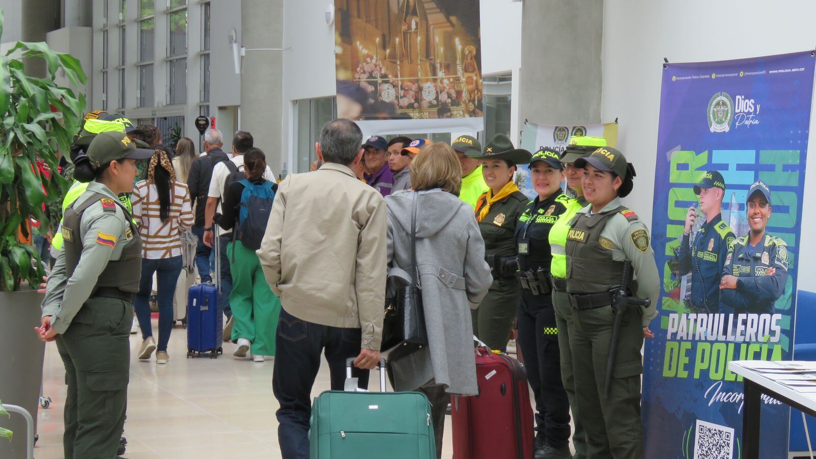Lo uniformados les dan la bienvenida a los turistas en el Aeropuerto de Popayán. Crédito: Policía Nacional.