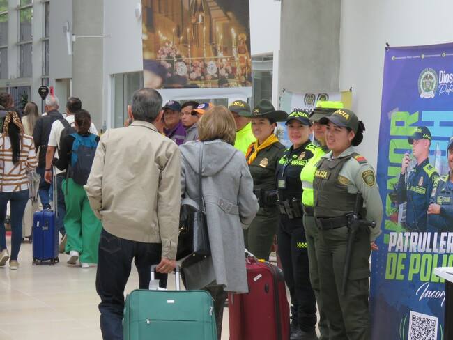 Lo uniformados les dan la bienvenida a los turistas en el Aeropuerto de Popayán. Crédito: Policía Nacional.