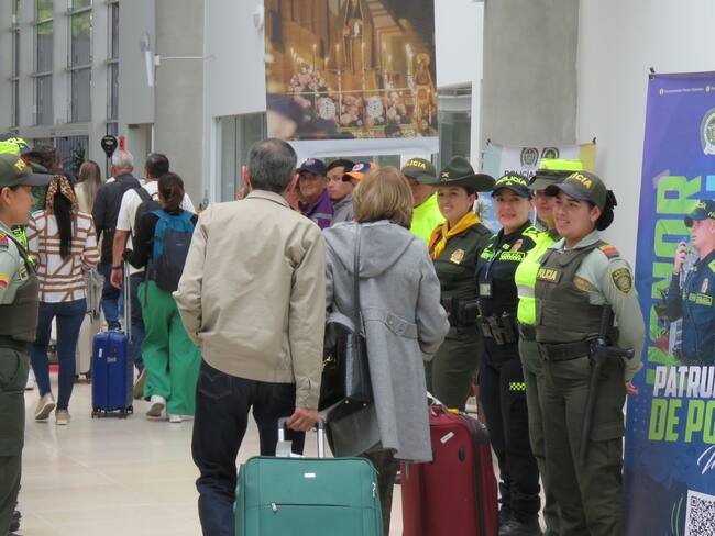 Lo uniformados les dan la bienvenida a los turistas en el Aeropuerto de Popayán. Crédito: Policía Nacional.