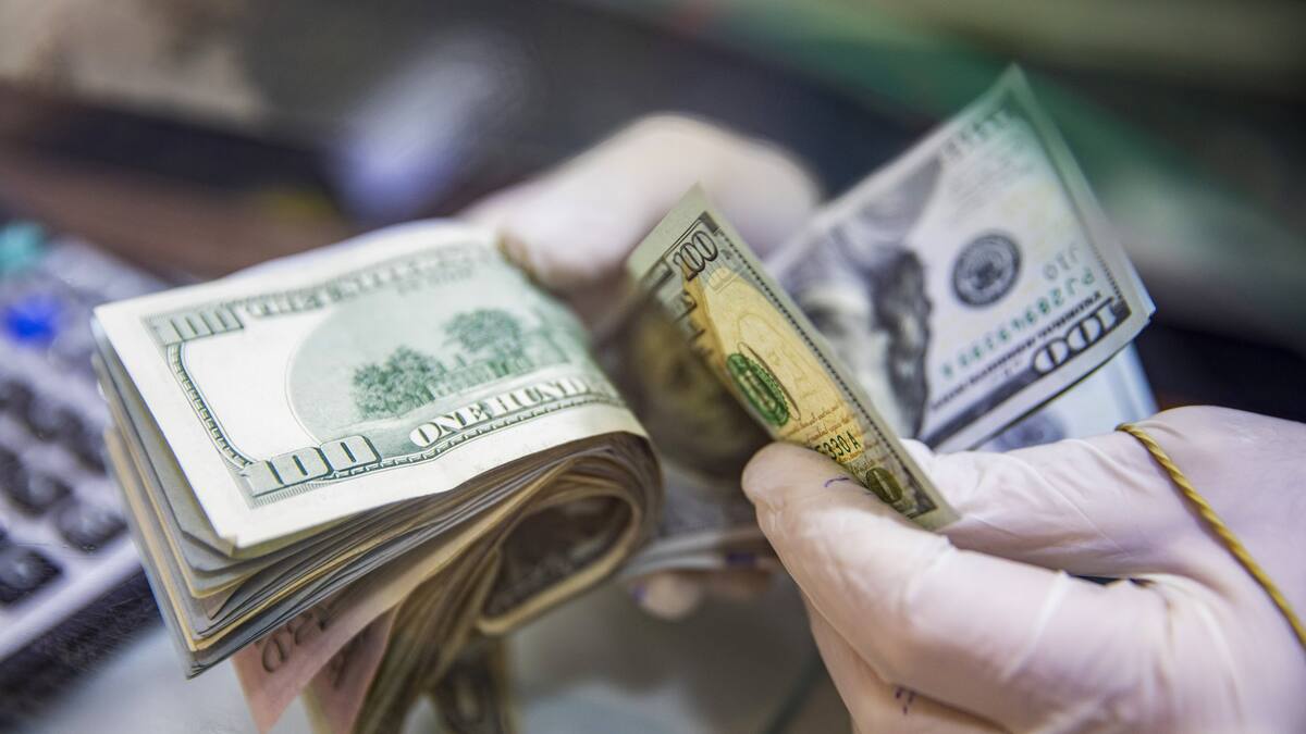 Dólar cierra en nuevo máximo histórico: $4.990