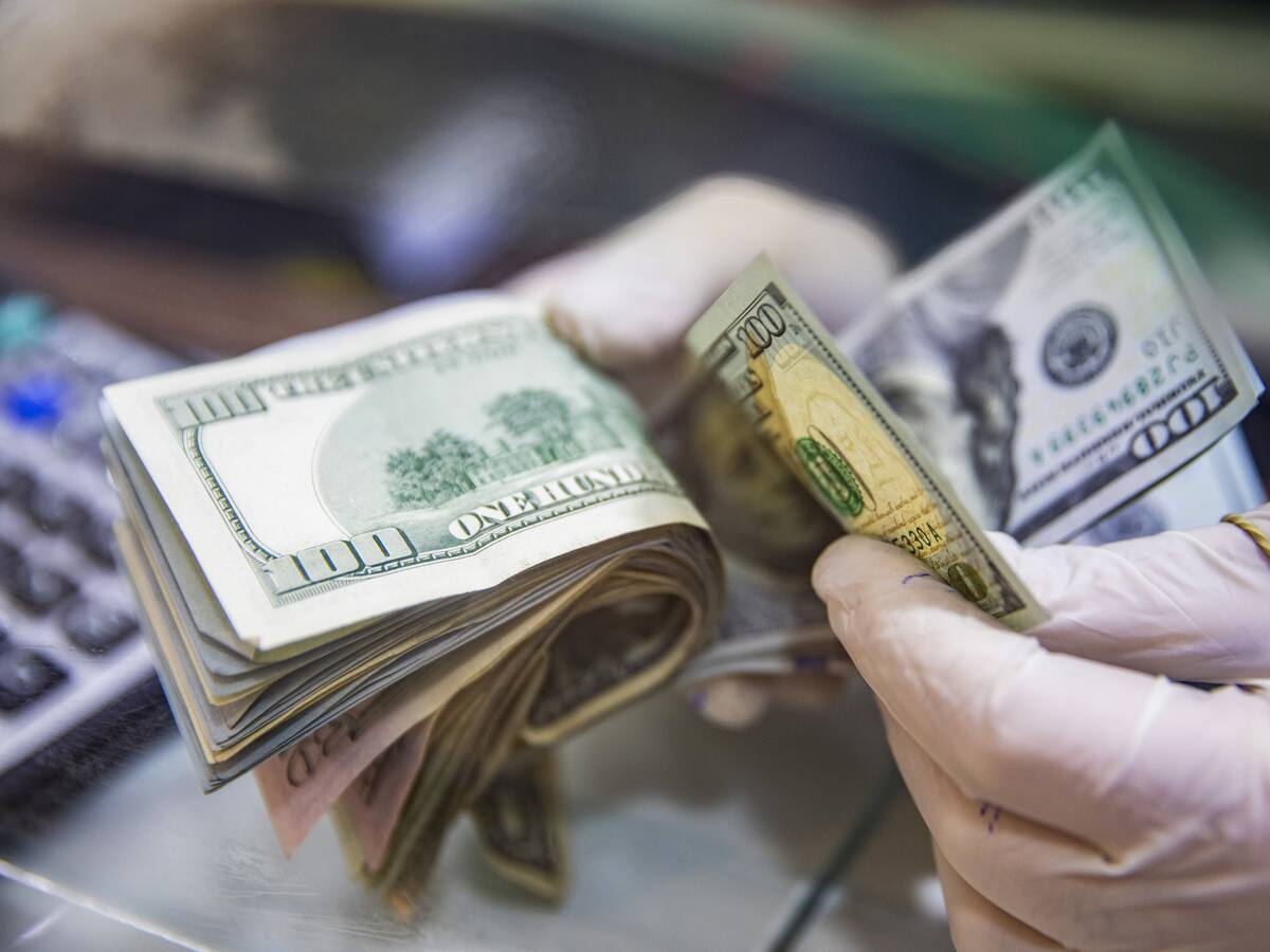 Dólar cierra en nuevo máximo histórico: $4.990
