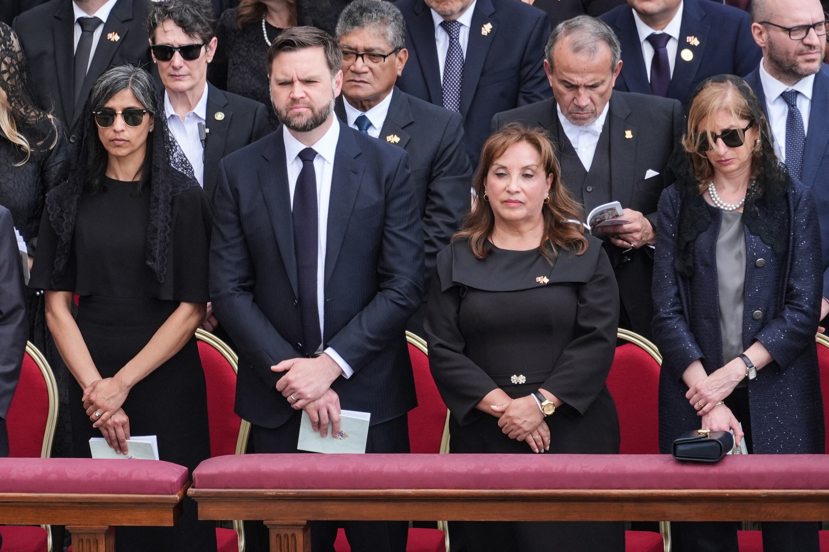 Vicepresidente de Estados Unidos, JD Vance y presidenta de Perú, Dina Boluarte, durante la misa del inicio del pontificio del papa León XIV. FOTO: JACQUELYN MARTIN/POOL/AFP via Getty Images