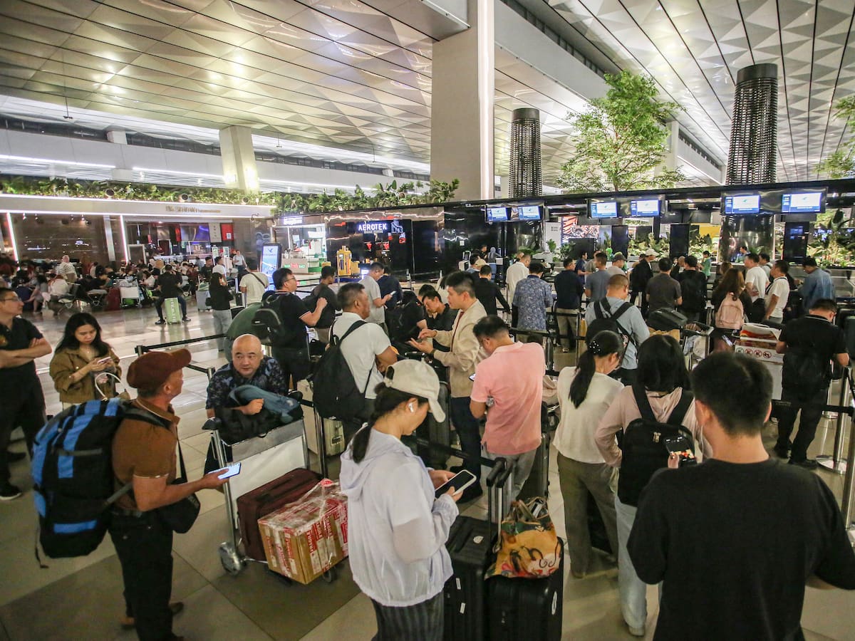 Indonesia cierra ocho aeropuertos por erupción volcánica, 150.000 pasajeros varados