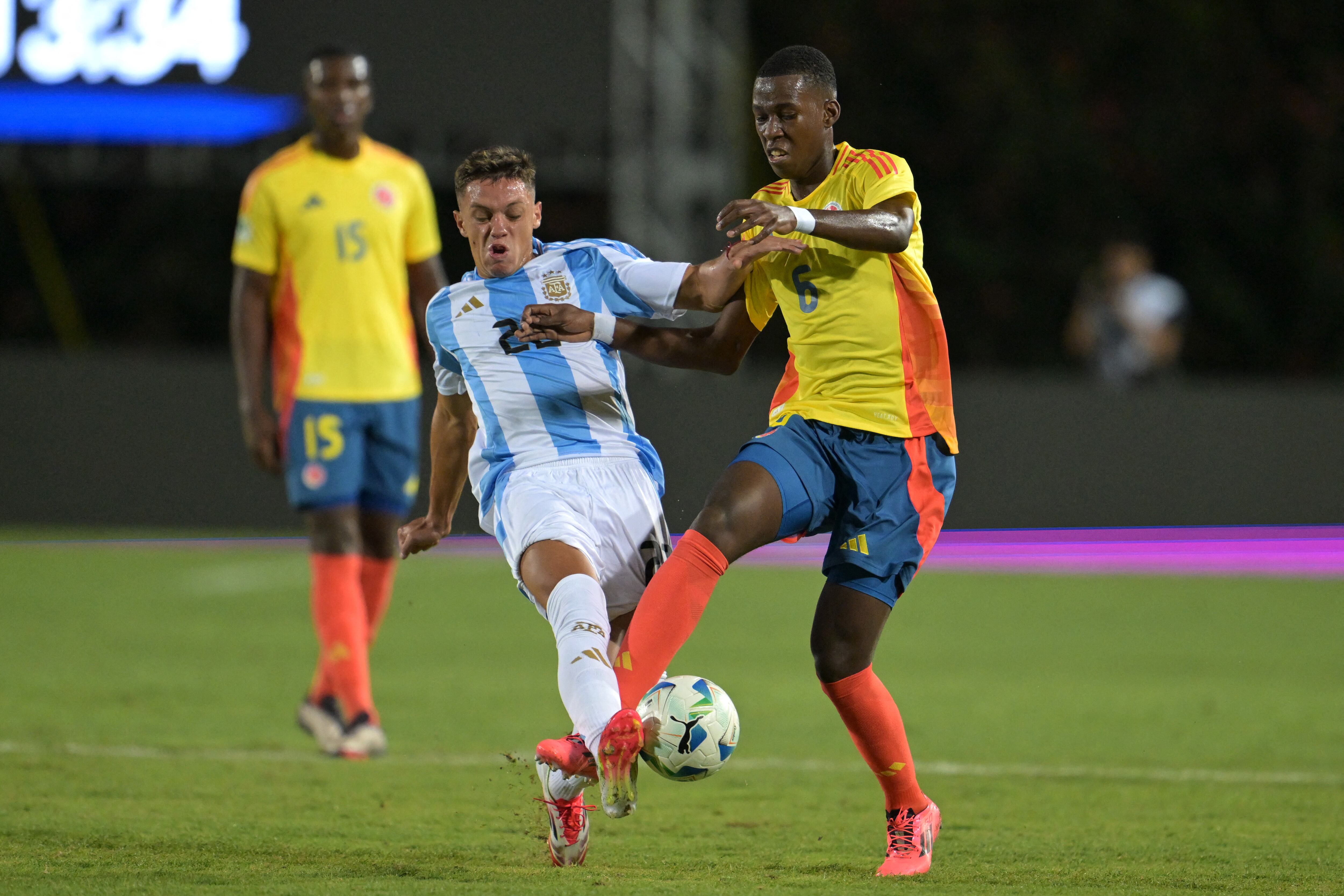 Santiago Hidalgo (i) y Alejandro Ararat (d) en el Sudamericano Sub-20. FOTO: JUAN BARRETO/AFP via Getty Images