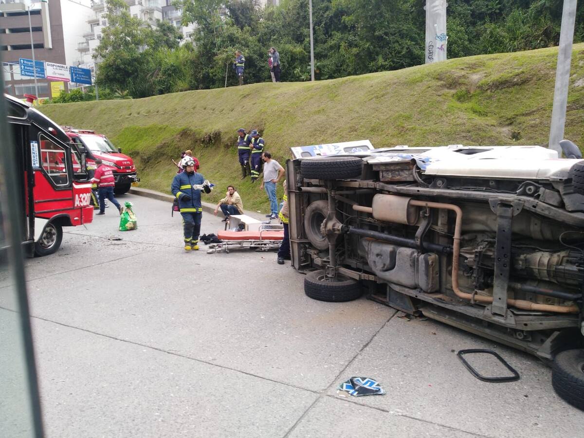 Varios heridos dejó grave accidente entre una ambulancia y una buseta en Manizales