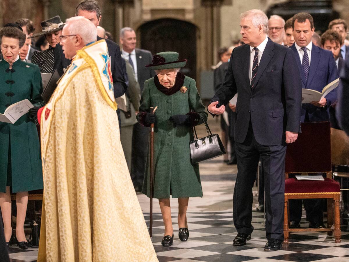La reina Isabel II realizó su primera aparición pública en cinco meses