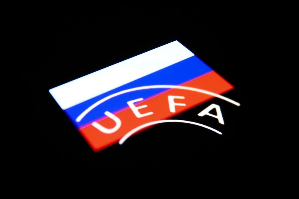 UEFA logo con la bandera de Rusia (Photo illustration by Jakub Porzycki/NurPhoto via Getty Images)