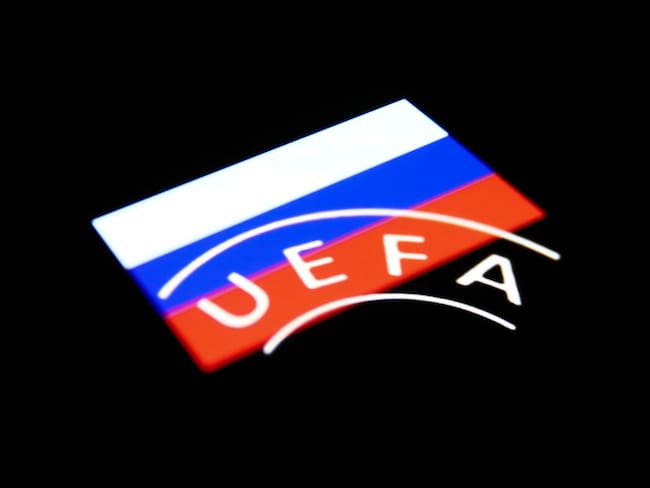 UEFA logo con la bandera de Rusia (Photo illustration by Jakub Porzycki/NurPhoto via Getty Images)