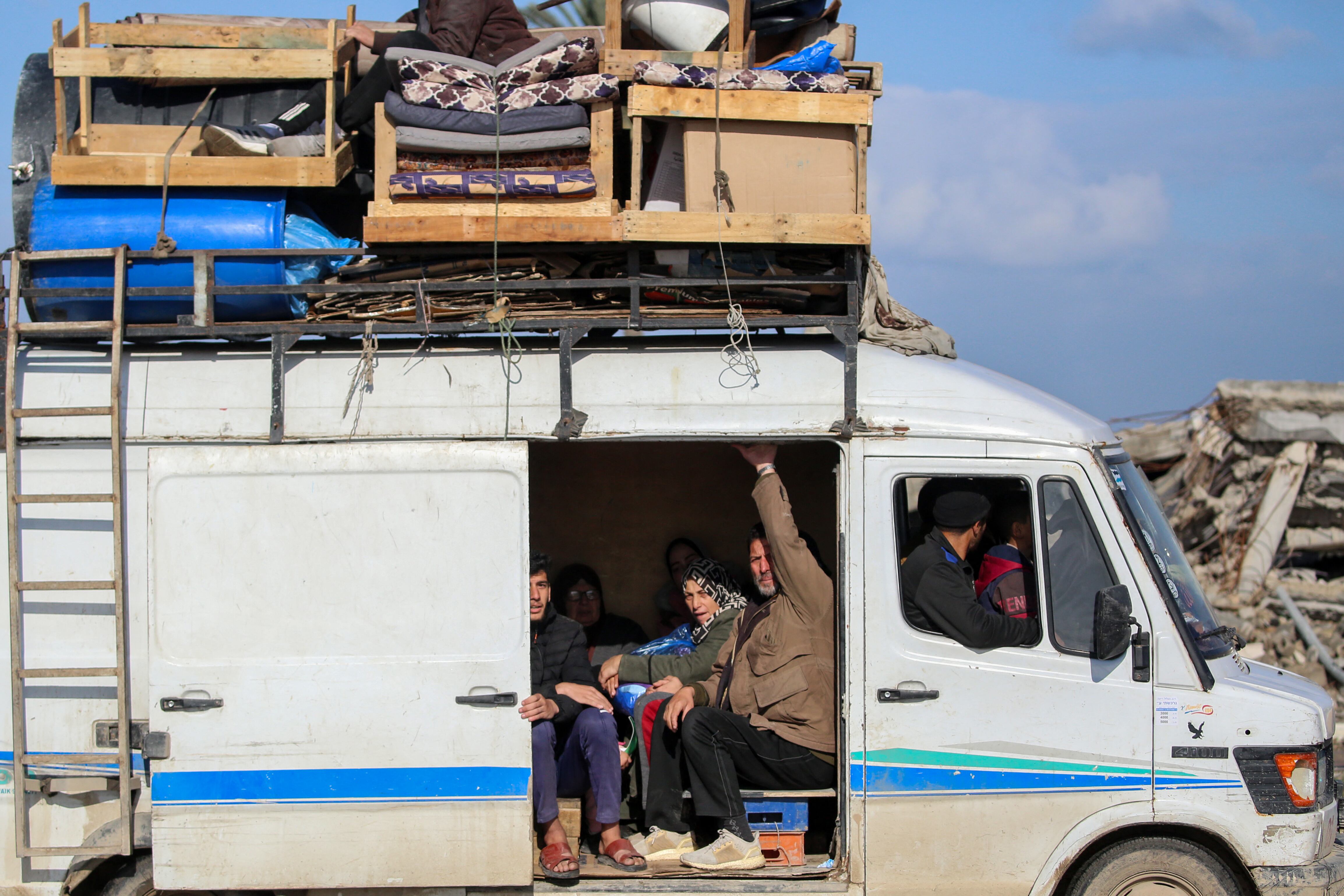 Palestinos se desplazan al norte de la Franja de Gaza durante el alto el fuego. FOTO:  EYAD BABA/AFP/Getty Images