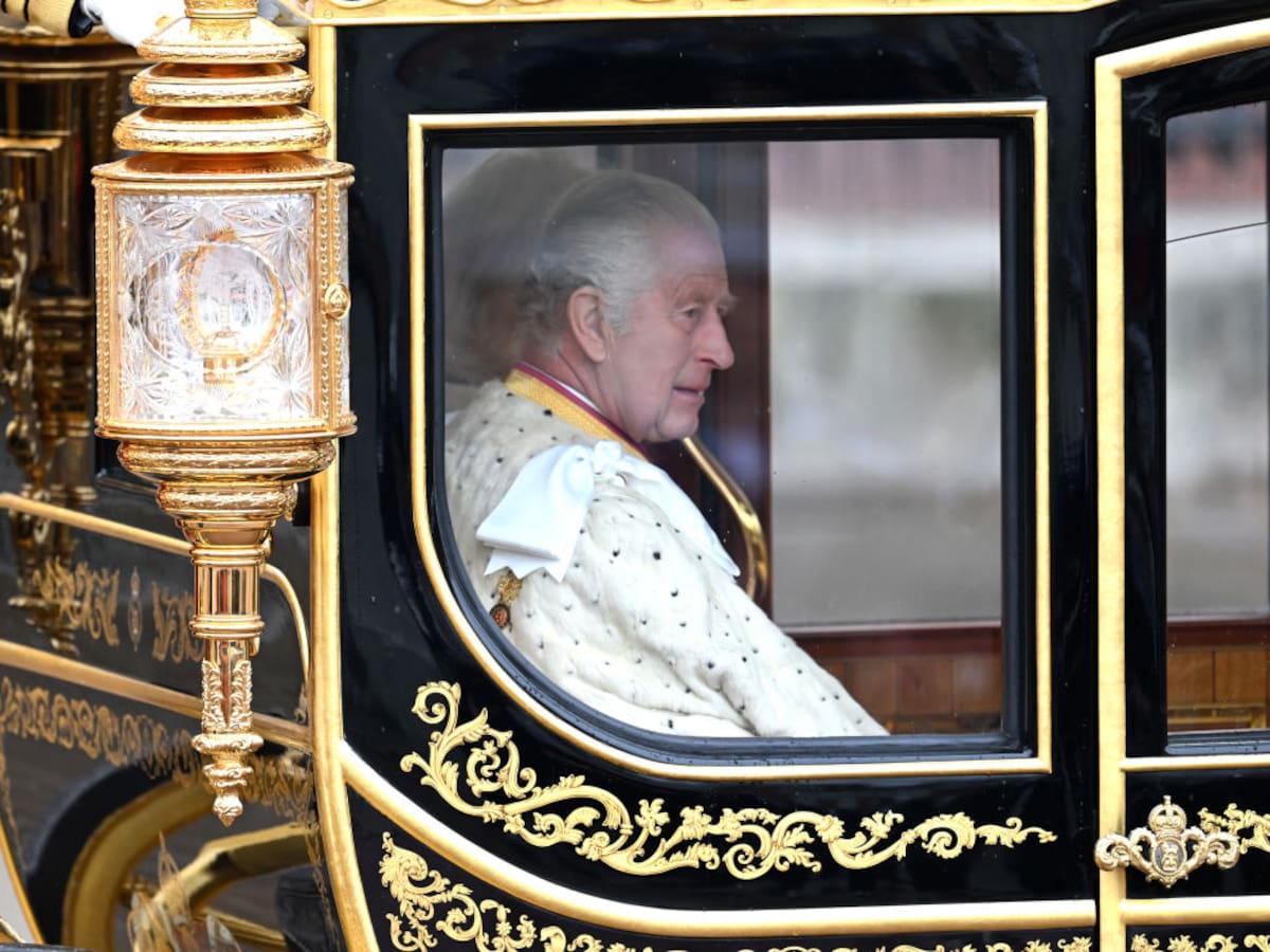 El rey Carlos III y Camila salieron en carroza de Buckingham para la coronación