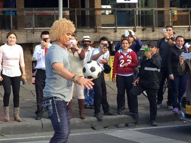 El "Pibe" Valderrama jugando fútbol en las calles de Bogotá. Foto: Carolina González / W Radio