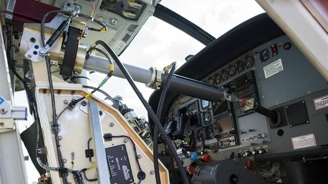 Brazo mecánico de un robot que puede manejar aviones fotografiado el 17 de octubre del 2016 en Manassas, Virginia. Foto: Associated Press - AP - Cliff Owen
