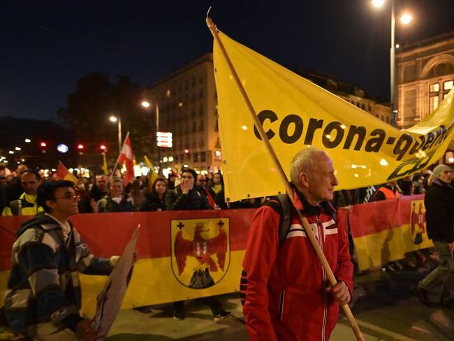Multitudinaria protesta en Viena contra el confinamiento y la vacunación.