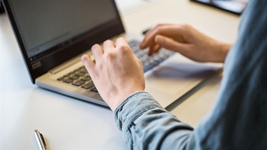 “En otros casos dice Berdugo se están gestionando las Tablet o computadores para enviar a algunos aprendices que les permita acceder a las plataformas virtuales.. Foto: Getty Images