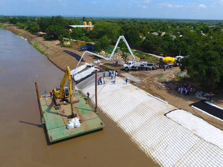 Obras de protección en el muro de contención del Canal de Dique, sur del Atlántico.