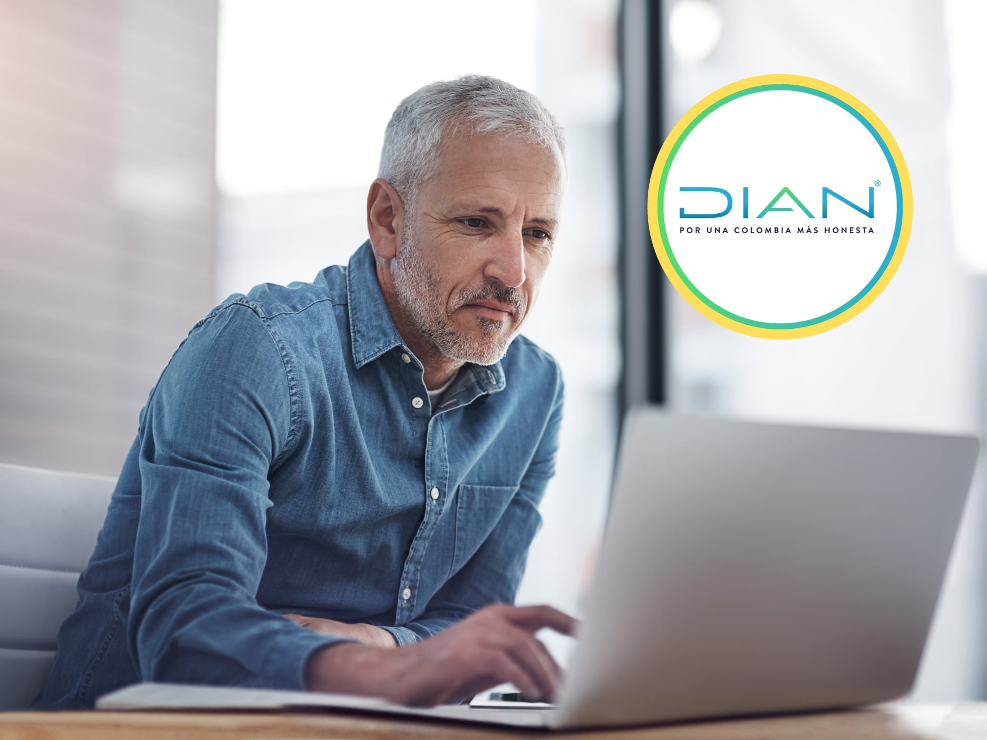 Hombre usando computador, encima logo de la DIAN (GettyImages / redes sociales)