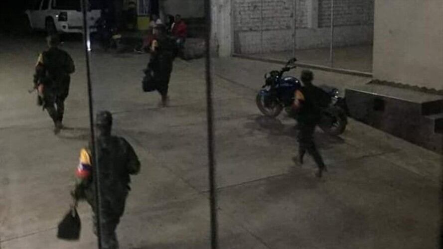 Según organizaciones sociales, se trata de hombres que visten prendas militares y que portan armas de largo alcance. Foto: Cortesía