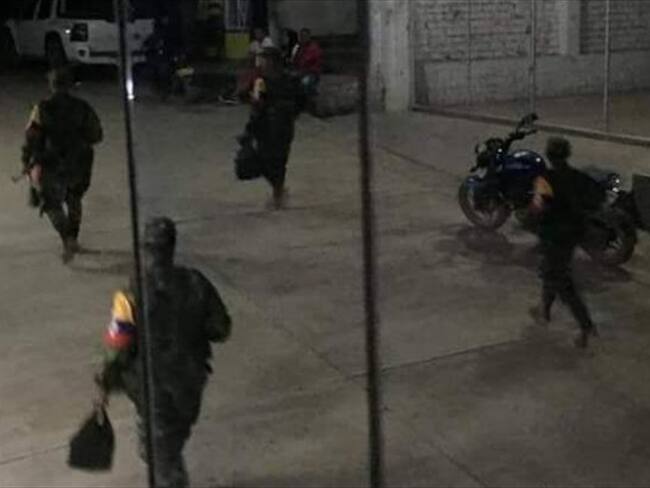 Según organizaciones sociales, se trata de hombres que visten prendas militares y que portan armas de largo alcance. Foto: Cortesía