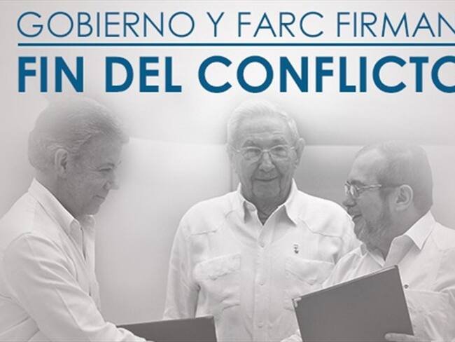 Santos y "Timochenko" firman el fin del conflicto. Foto: EFE.