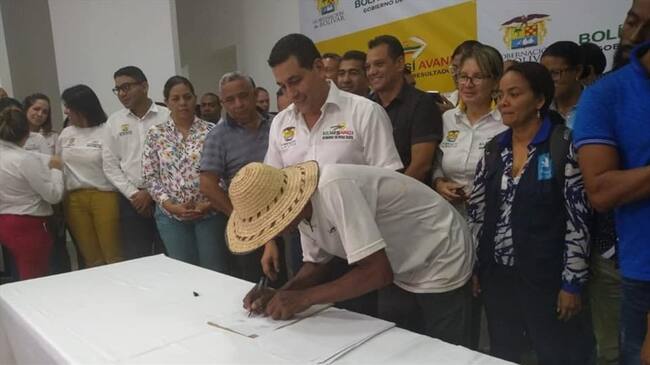 Más de 300 campesinos de los Montes de María caminaron durante 15 horas desde María La Baja hasta la Gobernación de Bolívar. Foto: Antonio Canchila