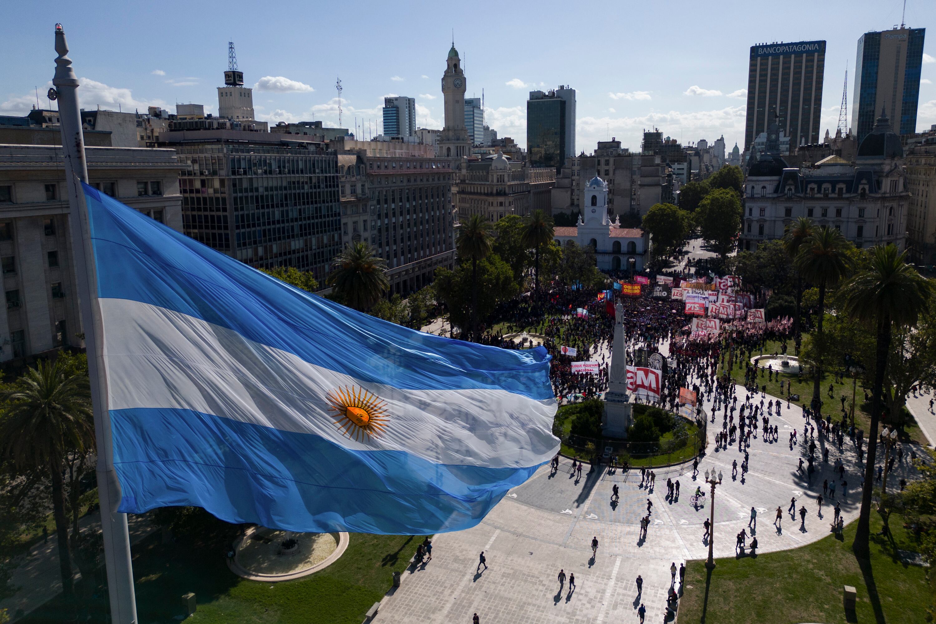Fotografía aérea con un dron de ciudadanos en una protesta contra el Gobierno presidente de Argentina Javier Milei en Buenos Aires (Argentina). EFE/ Isaac Fontana