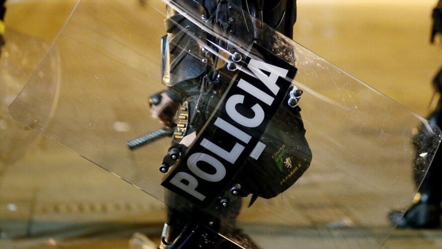 Como Cristian Calderón fue identificado el agente de la Policía que fue quemado en la noche del sábado 22 de mayo en Bogotá. Foto: Getty Images / LEONARDO MUÑOZ