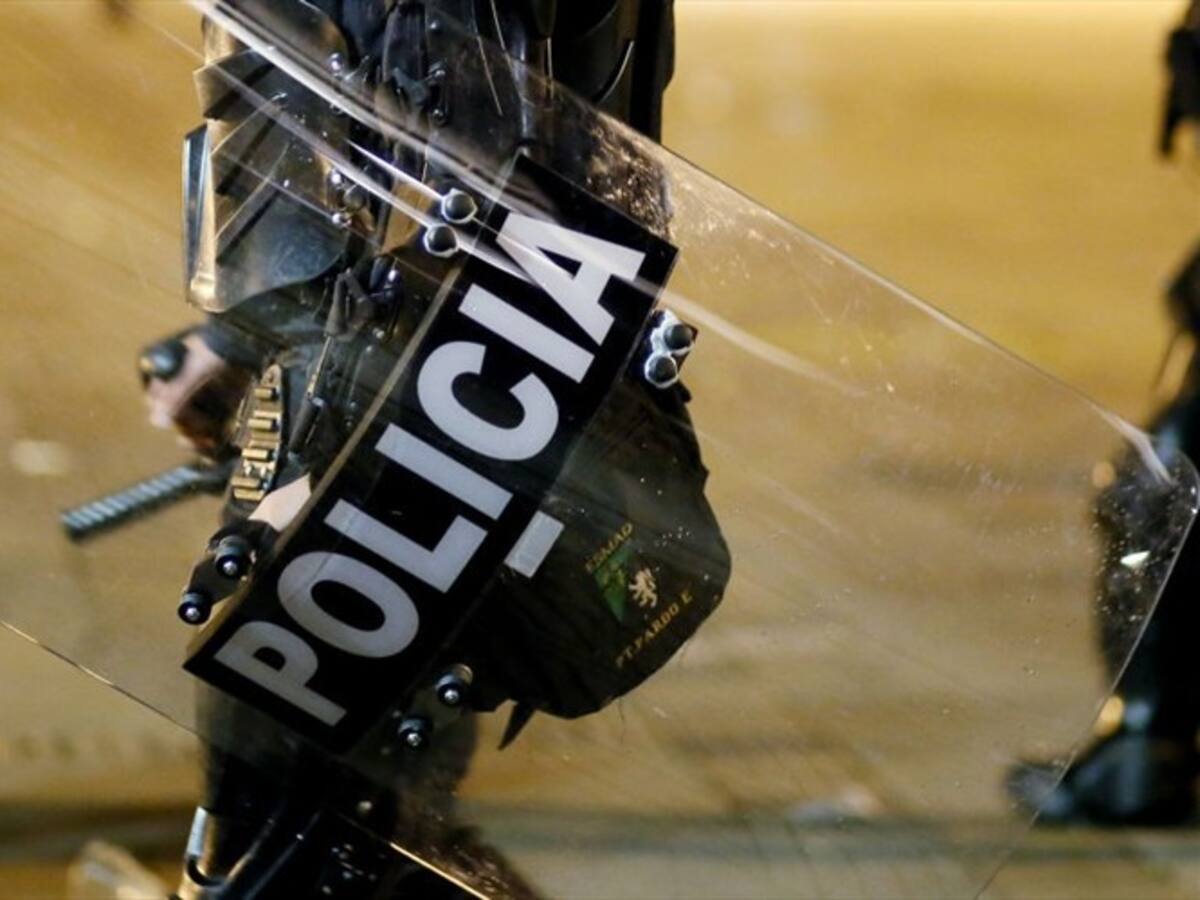 Policía en Bogotá fue quemado con una bomba molotov