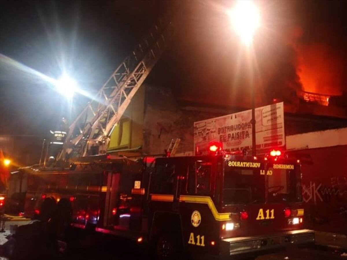 Investigan causas del incendio que destruyó tres centros comerciales en Cali