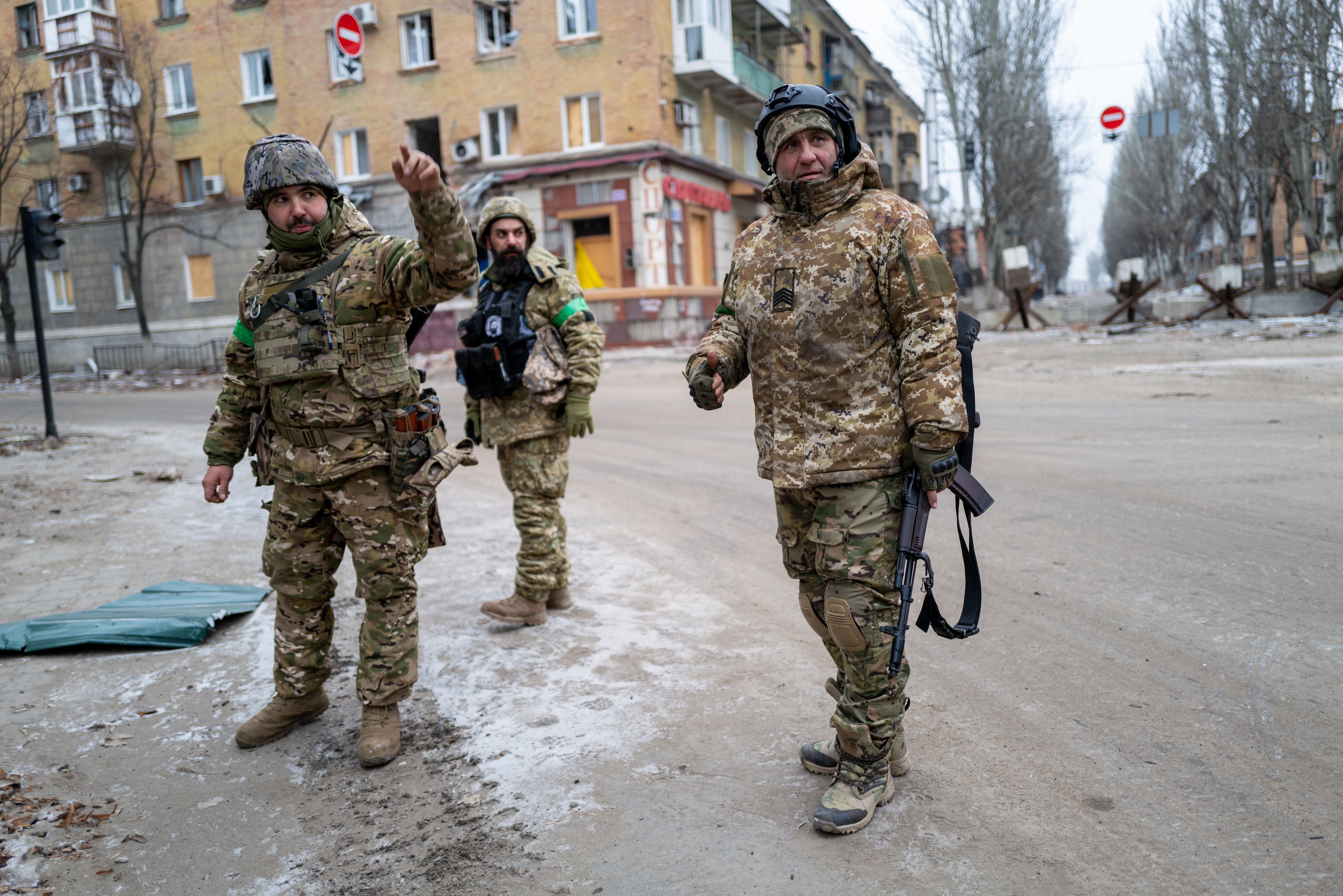 Soldados ucranianos caminan por la ciudad gravemente dañada de Bakhmut, que se ha convertido en una de las batallas más intensas en la guerra de casi un año con Rusia el 13 de enero de 2023 en Bakhmut, Ucrania. Foto de Spencer Platt/Getty Images.
