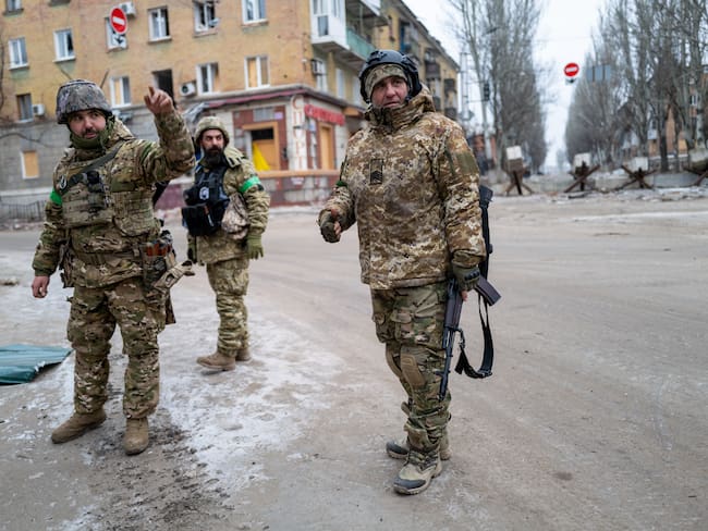Soldados ucranianos caminan por la ciudad gravemente dañada de Bakhmut, que se ha convertido en una de las batallas más intensas en la guerra de casi un año con Rusia el 13 de enero de 2023 en Bakhmut, Ucrania. Foto de Spencer Platt/Getty Images.