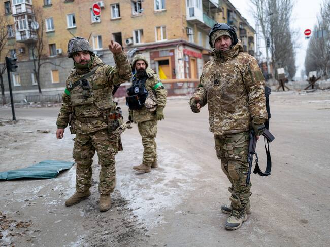 Soldados ucranianos caminan por la ciudad gravemente dañada de Bakhmut, que se ha convertido en una de las batallas más intensas en la guerra de casi un año con Rusia el 13 de enero de 2023 en Bakhmut, Ucrania. Foto de Spencer Platt/Getty Images.