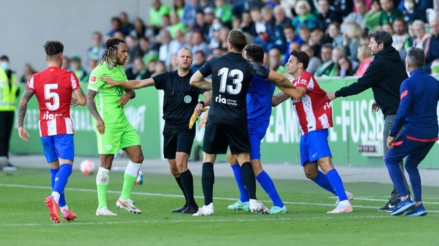 Enfrentamiento de Santiago Arias y jugador del Wolfsburgo en partido amistoso. Foto: Getty Images