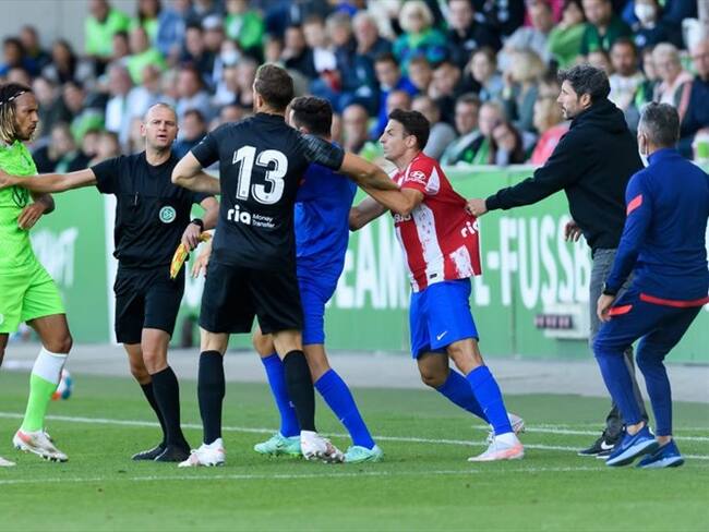 Enfrentamiento de Santiago Arias y jugador del Wolfsburgo en partido amistoso. Foto: Getty Images