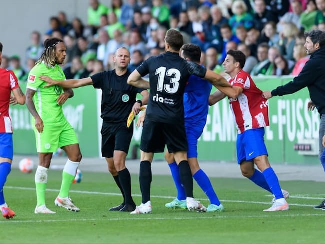 Enfrentamiento de Santiago Arias y jugador del Wolfsburgo en partido amistoso. Foto: Getty Images