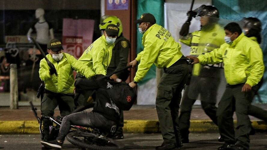Resolución para uso de armas menos letales dentro de la Policía . Foto: Colprensa
