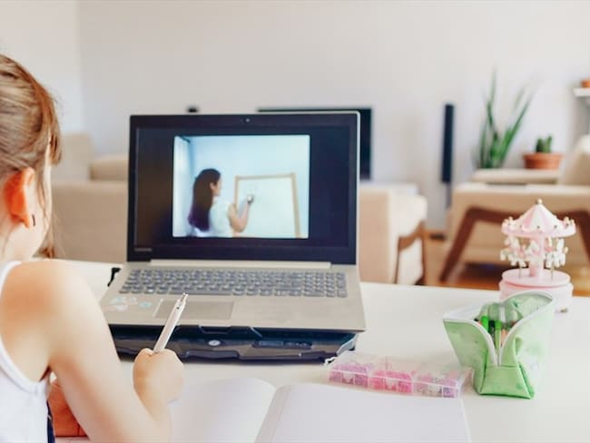 Imagen de referencia de clases virtuales. Foto: Getty Images / Phynart Studio