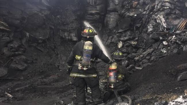 La emergencia se produjo en una empresa dedicada al reciclaje y hornos de manejo de residuos hospitalarios. 16 socorristas participaron en la atención.. Foto: W Radio