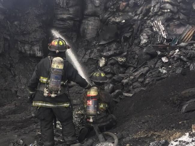 La emergencia se produjo en una empresa dedicada al reciclaje y hornos de manejo de residuos hospitalarios. 16 socorristas participaron en la atención.. Foto: W Radio