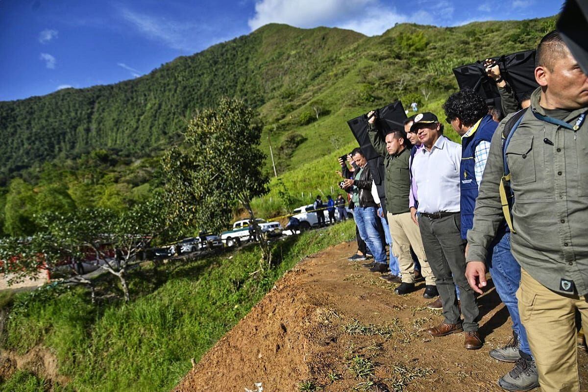El presidente de los colombianos después de recorrer la zona afectada se solidarizó y reunió con los afectados. Crédito: Presidencia de Colombia. 