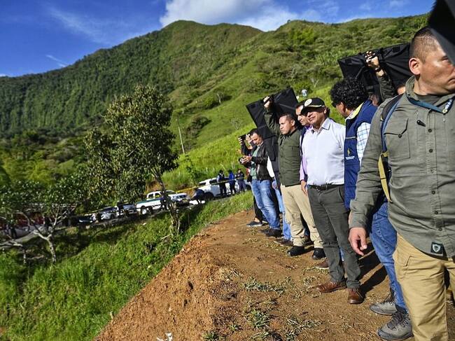 El presidente de los colombianos después de recorrer la zona afectada se solidarizó y reunió con los afectados. Crédito: Presidencia de Colombia.