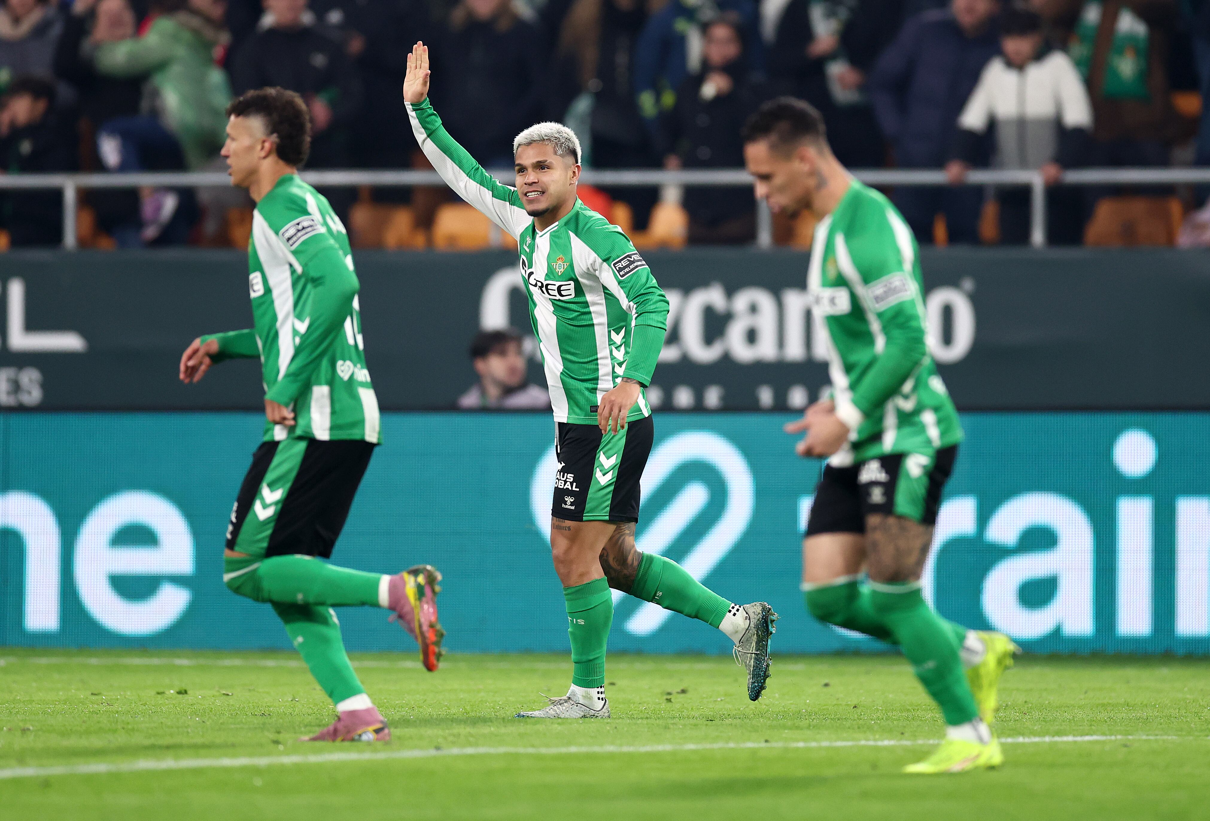 Cucho Hernández celebra tras anotar el cuarto gol del Real Betis ante el Getafe CF en LaLiga 2025-26. (Photo by Fran Santiago/Getty Images)