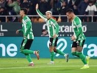 Cucho Hernández celebra tras anotar el cuarto gol del Real Betis ante el Getafe CF en LaLiga 2025-26. (Photo by Fran Santiago/Getty Images)