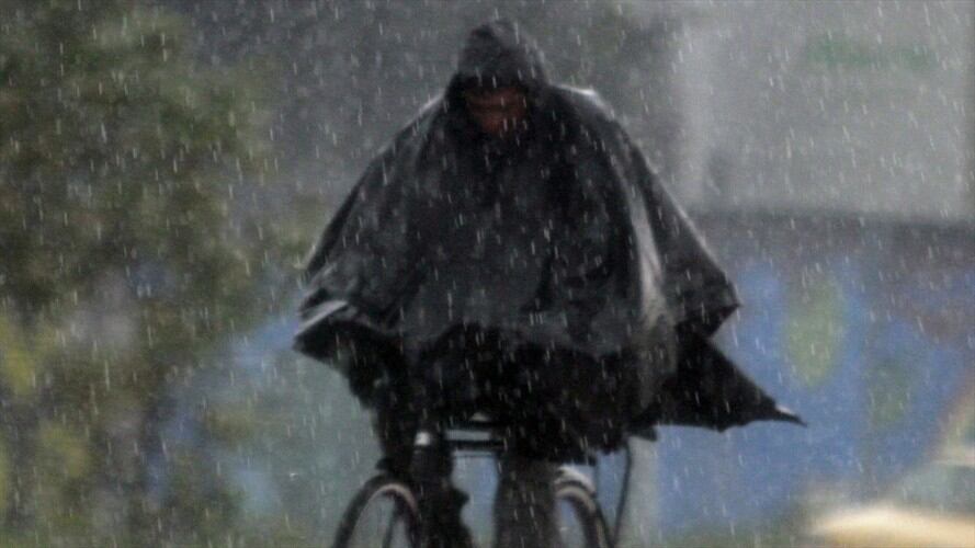 También fueron reportados daños en las redes eléctricas, inundaciones en varios sectores, caída de árboles y un menor de edad con lesiones . Foto: Colprensa