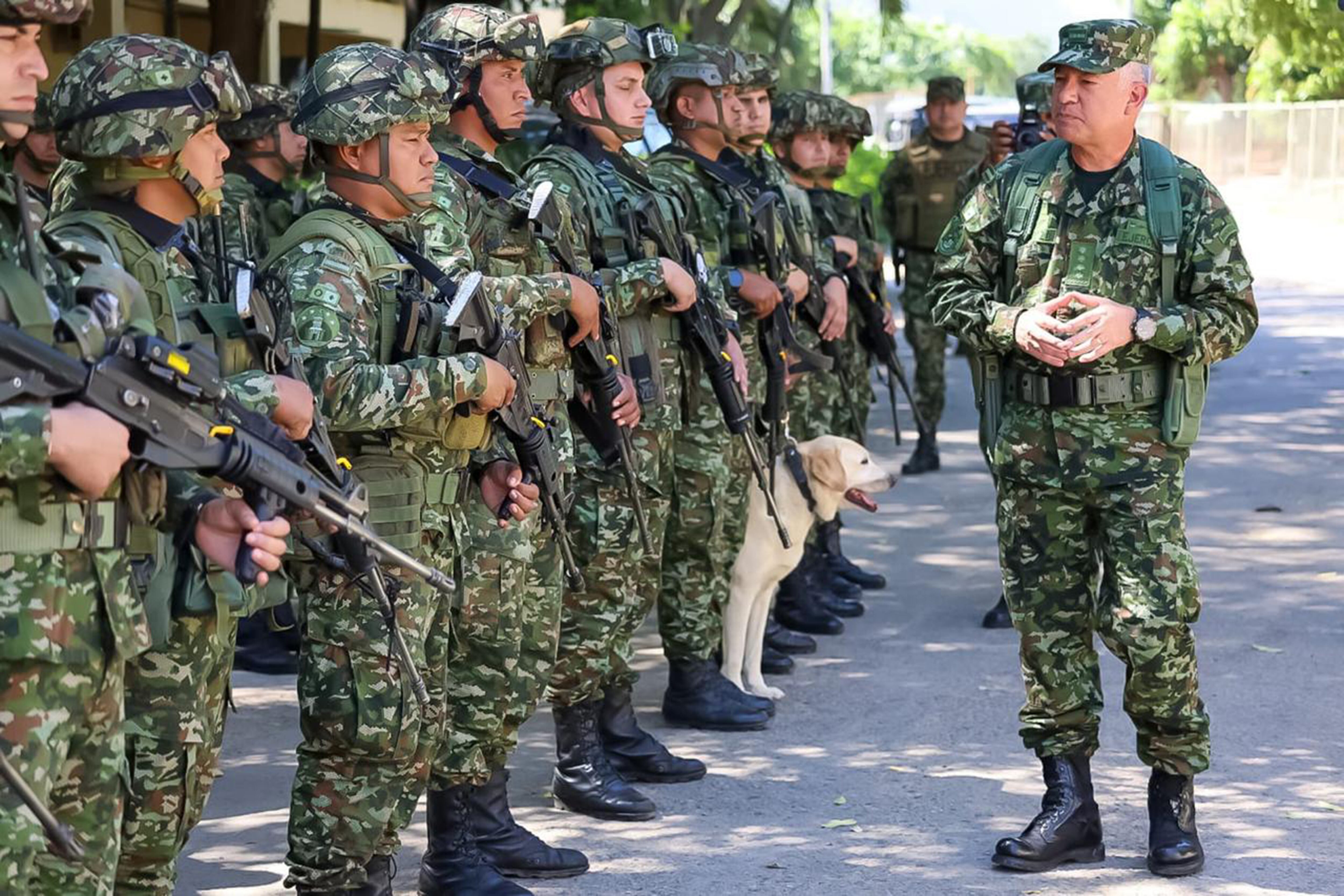 AME2519. CÚCUTA (COLOMBIA), 19/01/2025.- Fotografía cedida por el Ejército Nacional de Colombia del comandante del Ejército Nacional de Colombia, mayor general Luis Emilio Cardozo, hablando con algunos de los soldados trasladados a la zona del Catatumbo, este domingo, en Cúcuta (Colombia). Los enfrentamientos entre la guerrilla del Ejército de Liberación Nacional (ELN) y una disidencia de las FARC en la región colombiana del Catatumbo (noreste) dejan más de 80 muertos, más de 20 heridos y miles de personas desplazadas, informó este domingo el gobernador del departamento de Norte de Santander, William Villamizar. EFE/ Ejército Nacional de Colombia /SOLO USO EDITORIAL NO VENTAS /SOLO DISPONIBLE PARA ILUSTRAR LA NOTICIA QUE ACOMPAÑA (CRÉDITO OBLIGATORIO)