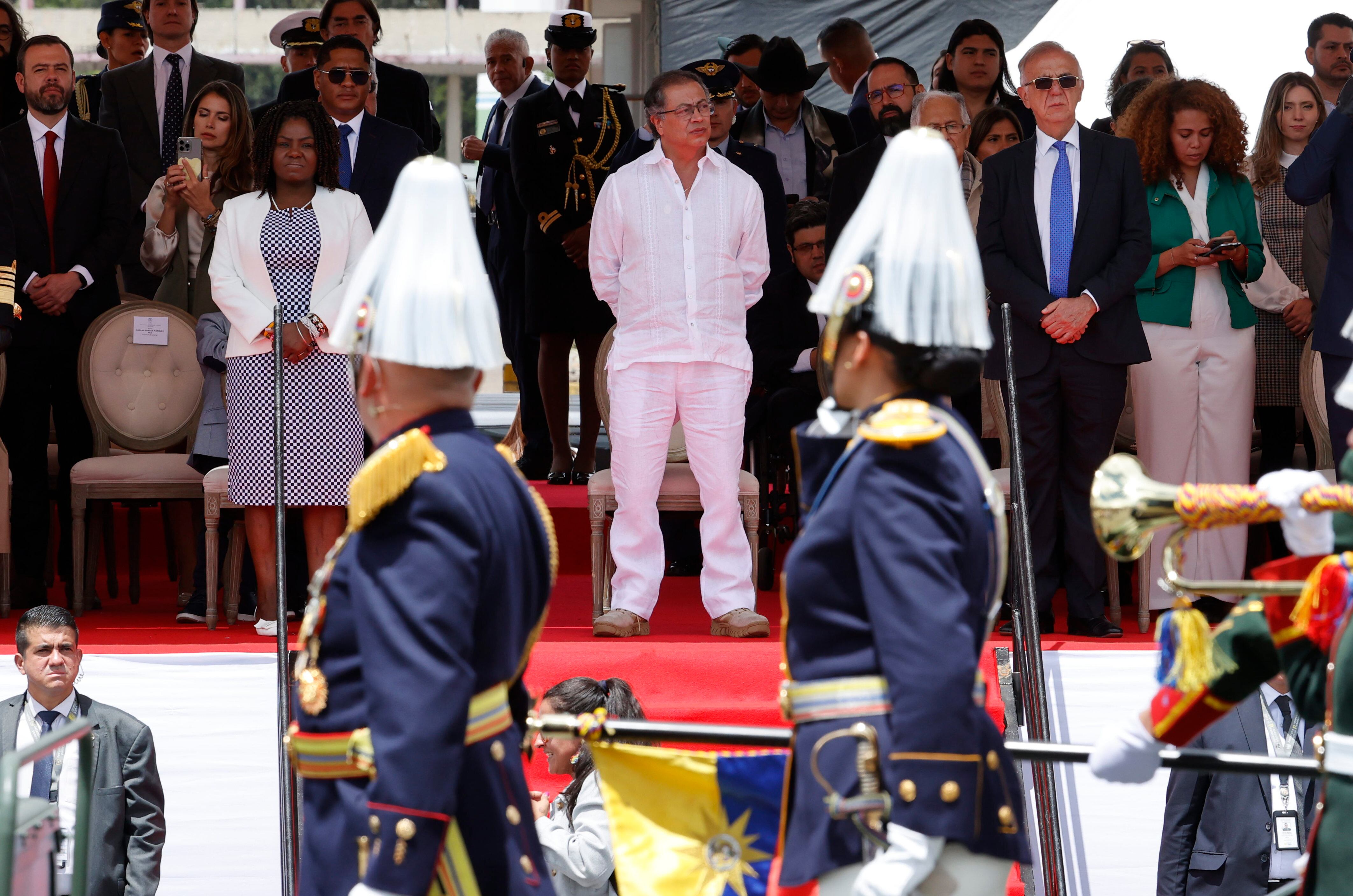 El presidente de Colombia, Gustavo Petro en el desfile militar con presencia de hombres y mujeres de las Fuerzas Militares y Policía Nacional. EFE/ Mauricio Dueñas Castañeda