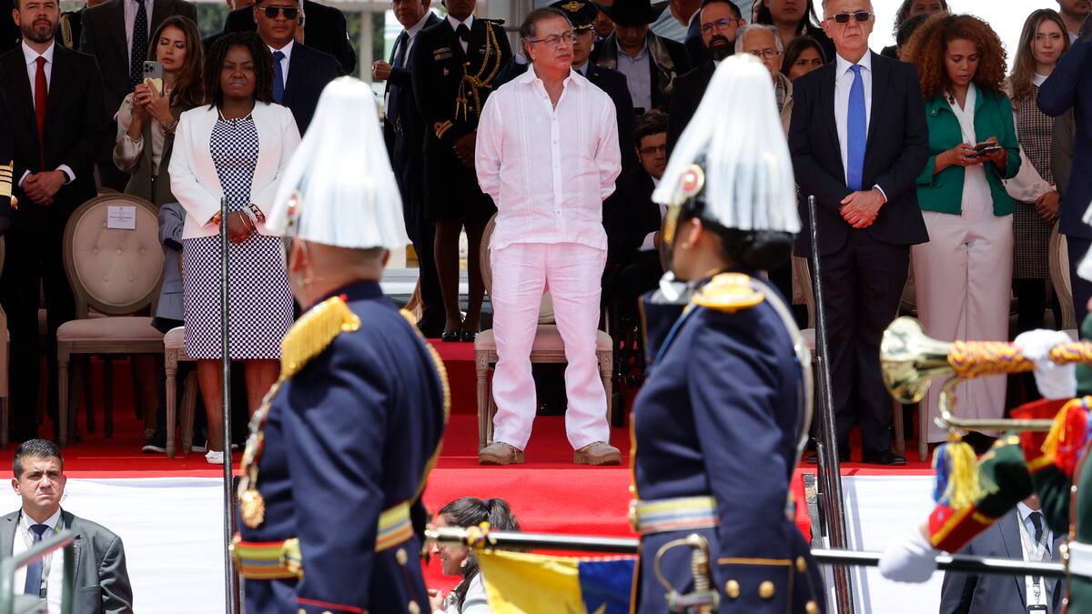 Una falta de respeto: Militares (r) rechazan demora de Petro para llegar a desfile militar